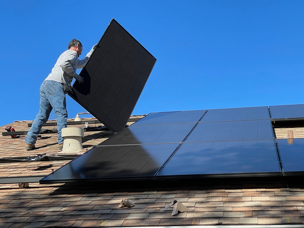 Dach solarny czy panele słoneczne? Co się opłaca?