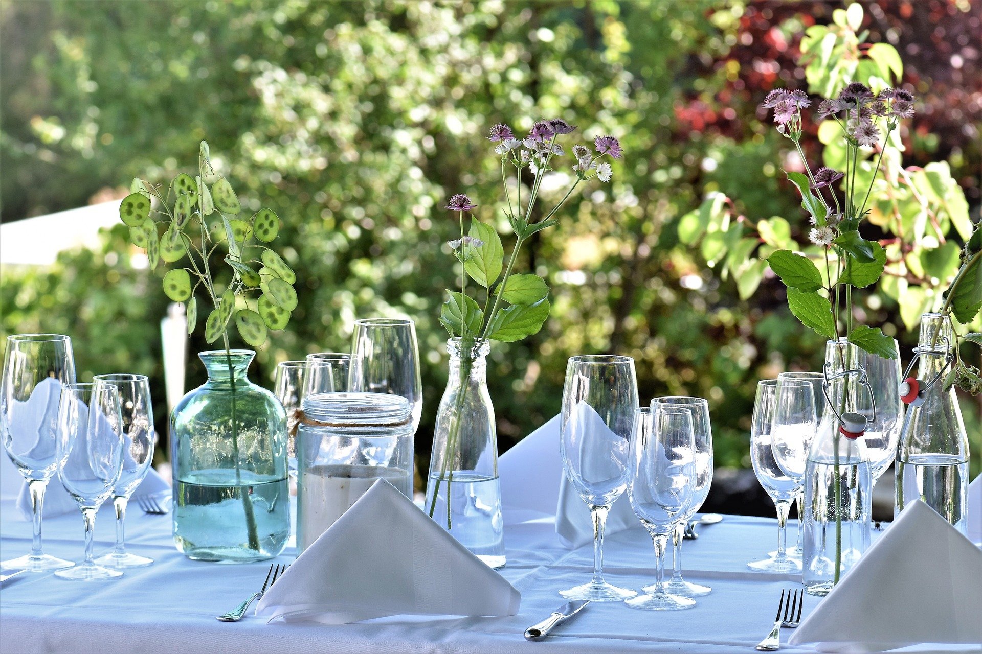 Aranżacja stołu na przyjęcie w ogrodzie – 4 inspiracje