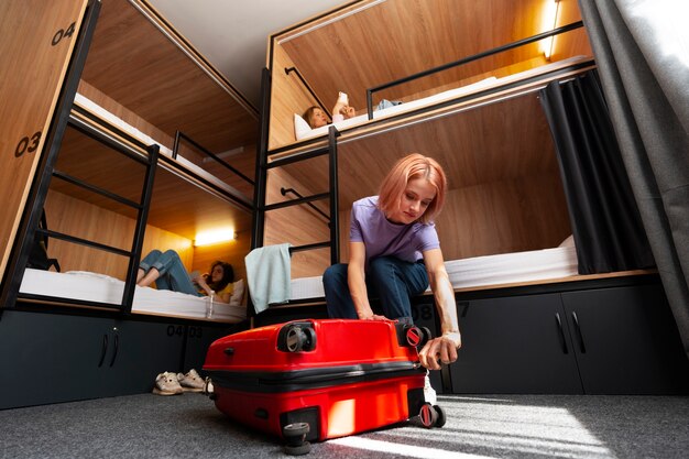 Jakie korzyści niesie ze sobą wybór łóżka z pojemnikiem na pościel?