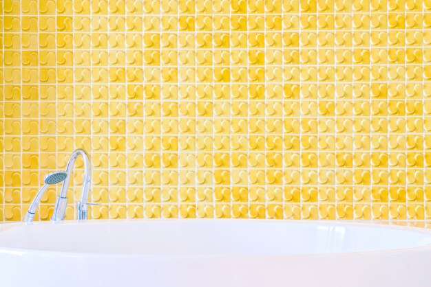 Jak wybrać idealne płytki do małej łazienki, aby optycznie powiększyć przestrzeń?