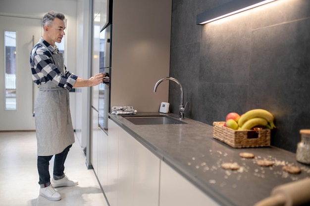 Jakie trendy w aranżacji kuchni warto rozważyć przy wyborze kafelków?