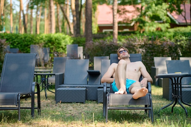 Jak stworzyć idealną przestrzeń relaksacyjną na świeżym powietrzu dzięki nowoczesnym meblom modułowym