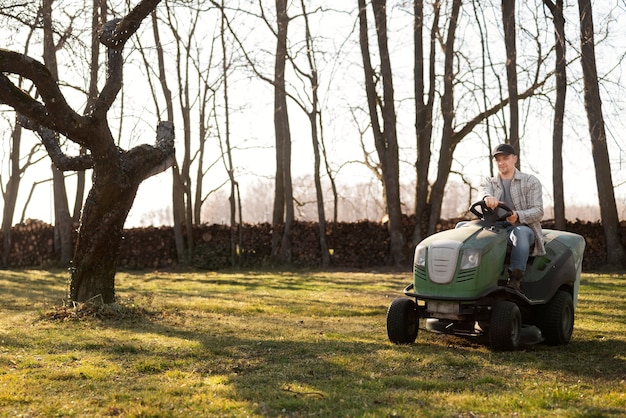 Jak wybrać idealny traktor ogrodowy do Twojego terenu i potrzeb?